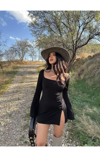 Siyah Kare Yaka Tek Yırtmaçlı Elbise