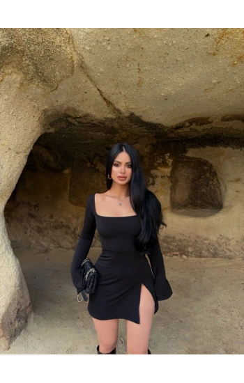 Siyah Kare Yaka Tek Yırtmaçlı Elbise