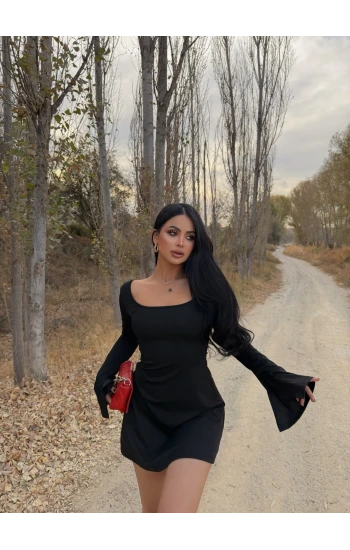 Siyah Kare Yaka Volanlı Elbise