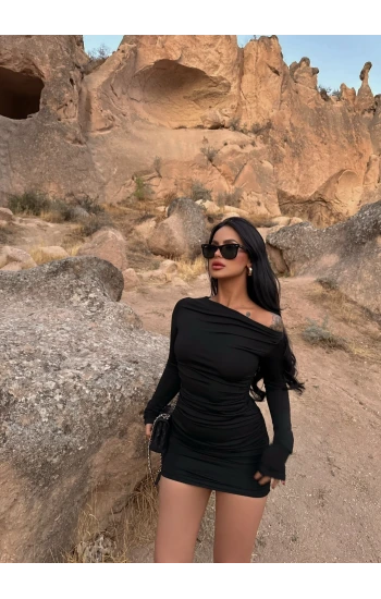 Siyah Kayık Yaka Büzgülü Elbise