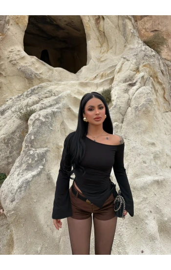 Siyah Kayık Yaka Tek Büzgülü Crop