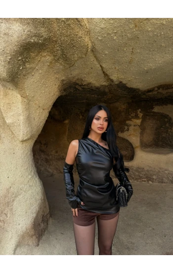 Siyah Kol Geçmeli Asimetrik Deri Bluz