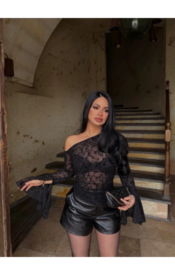 Siyah Kolları Volanlı Flok Baskı Crop