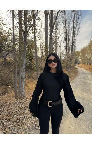 Siyah Kolları Volanlı Korseli Bluz