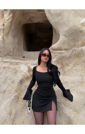 Siyah Kolları Volanlı Yırtmaçlı Elbise