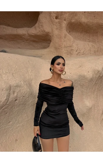 Siyah Madonna Yaka Kadife Elbise