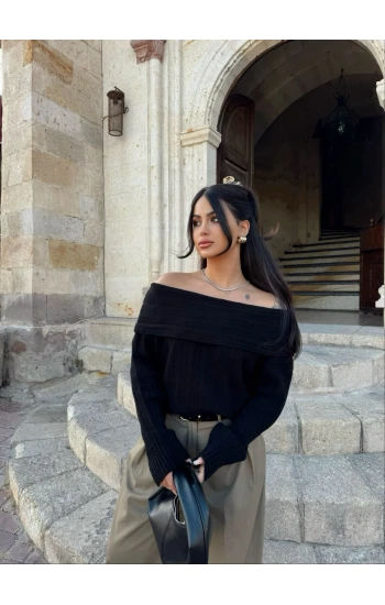 Siyah Madonna Yaka Şardonlu Kazak