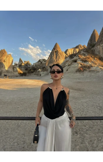 Siyah Nova Aksesuarlı Bluz