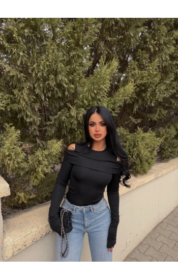 Siyah Omuz Açık Katlamalı Crop