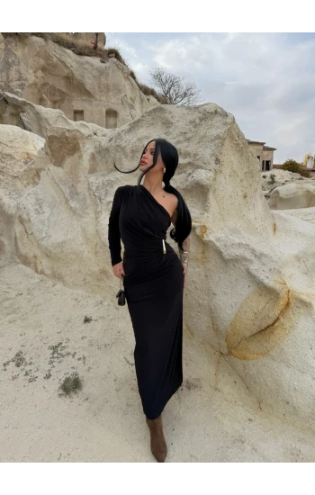 Siyah Omuz Drapeli Aksesuarlı Elbise