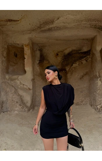 Siyah Omuz Vatkalı Büzgülü Sandy Elbise