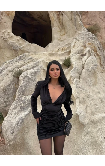 Siyah Omuz Vatkalı Kadife Elbise