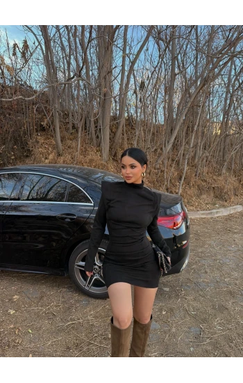 Siyah Omuz Vatkalı Süet Elbise