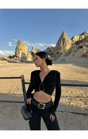 Siyah Omuz Vatkalı Tokalı Bluz