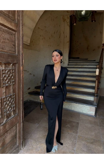 Siyah Ön Yırtmaçlı Aksesuar Tokalı Elbise