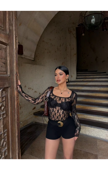 Siyah Oval Yaka Güpürlü Crop