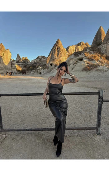 Siyah Sırt Bağcıklı Deri Elbise