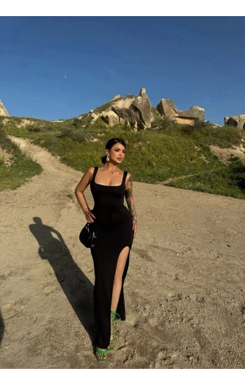 Siyah Tek Yırtmaçlı Kalın Askılı Elbise