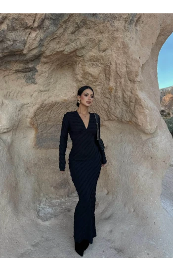 Siyah V Yaka Ters Dikişli Elbise