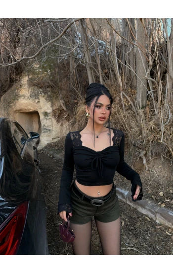 Siyah Yaka Bağcıklı Dantel Detay Crop