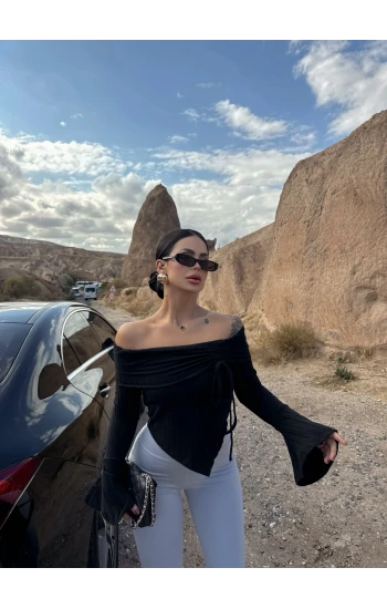 Siyah Yaka Büzgülü Asimetrik Bluz