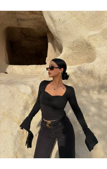 Siyah Yaka Büzgülü Volanlı Crop