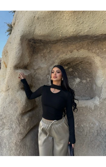 Siyah Yaka Pencereli Dik Yaka Crop