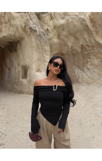 Siyah Yaka Tokalı Asimetrik Bluz