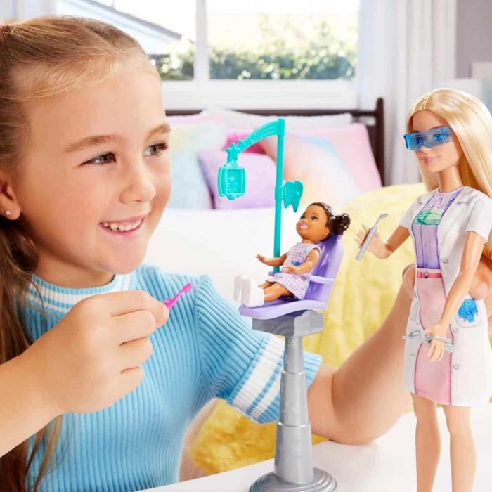 Barbie Bakım Temalı Kariyer Oyun Seti Diş Hekimi Bebeği JCR74