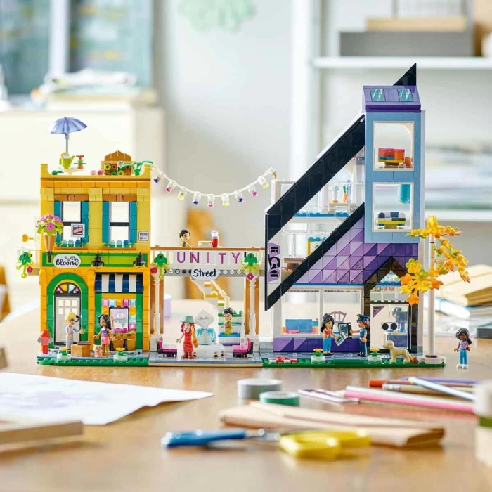 LEGO Friends Şehir Merkezi Çiçek ve Tasarım Dükkanları 41732