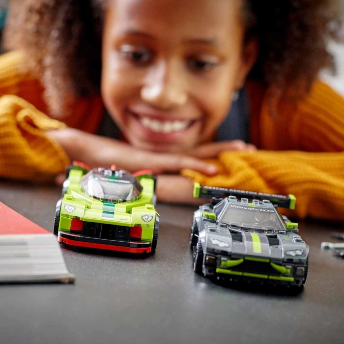 LEGO Speed Champions Aston Martin Valkyrie AMR Pro ve Aston Martin Vantage GT3 76910