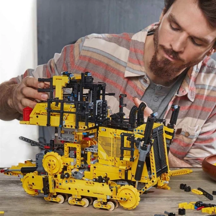 Lego Technic Uygulama Kumandalı Cat D11 Buldozer 42131