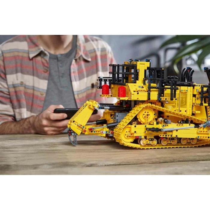 Lego Technic Uygulama Kumandalı Cat D11 Buldozer 42131