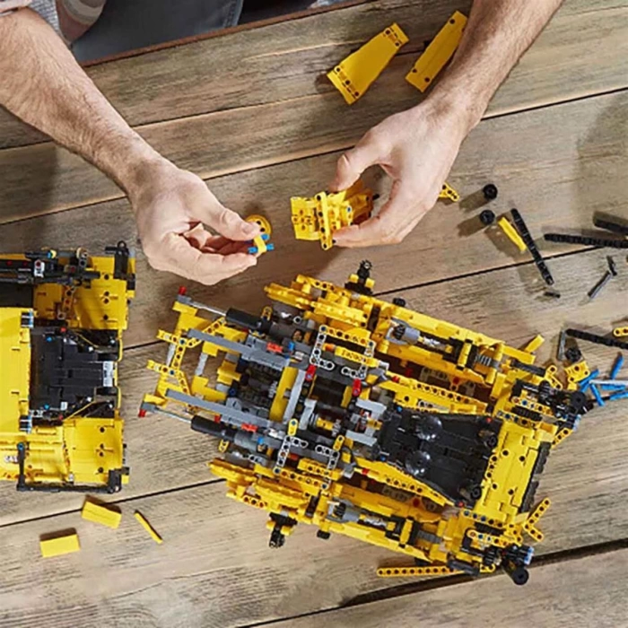 Lego Technic Uygulama Kumandalı Cat D11 Buldozer 42131