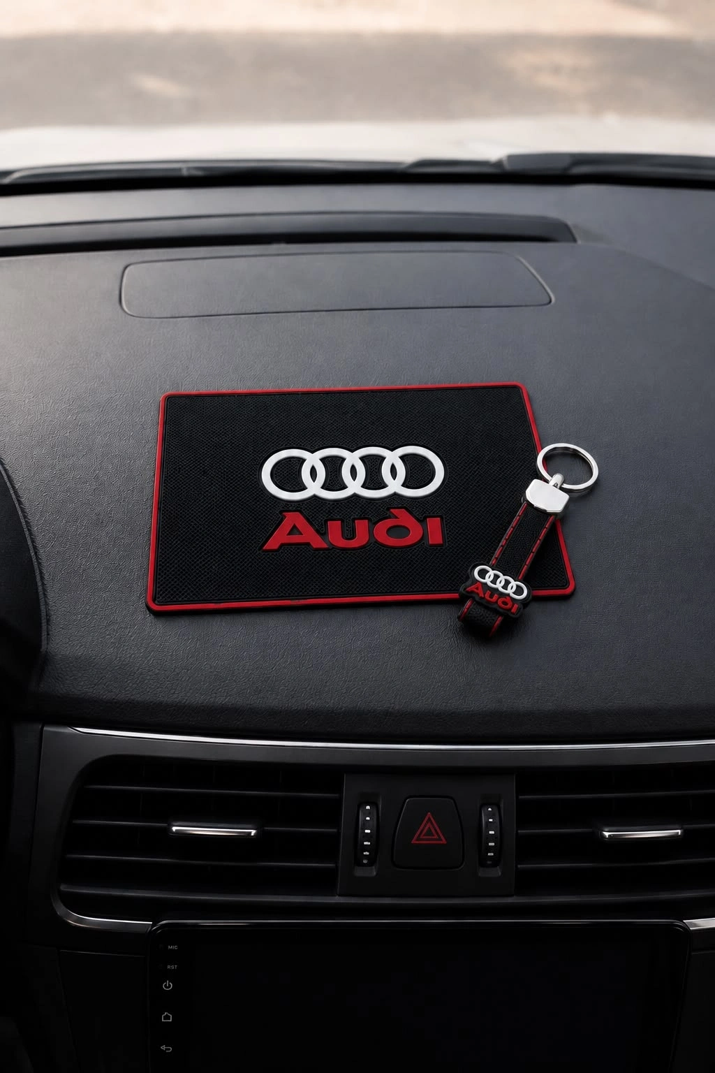 AUDİ LOGOLU ARAÇ İÇİ TORPİDO ÜSTÜ KAYDIRMAZ VE ANAHTARLIK SETİ
