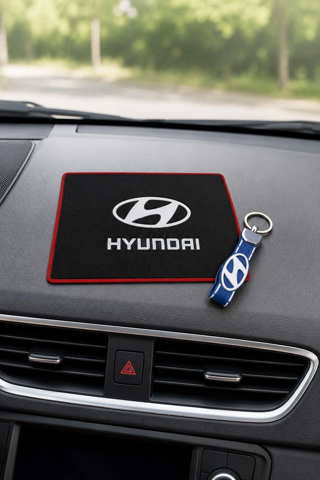 HYUNDAI LOGOLU ARAÇ İÇİ TORPİDO ÜSTE KAYDIRMAZ VE ANAHTARLIK SETİ