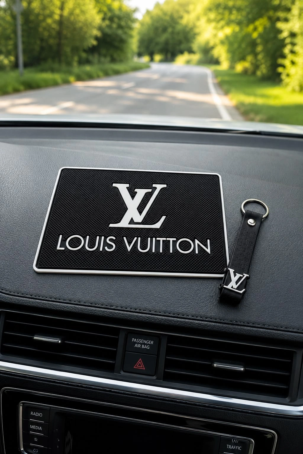 LOUIS VUITTON LOGOLU ARAÇ İÇİ TORPİDO ÜSTÜ KAYDIRMAZ VE ANAHTARLIK SETİ