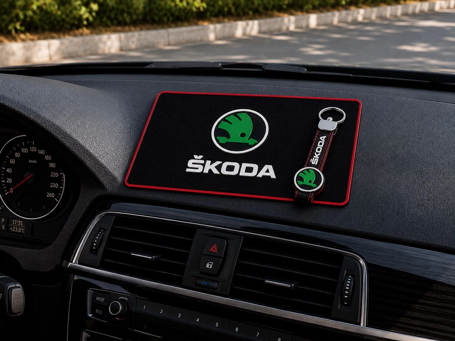 SKODA LOGOLU ARAÇ İÇİ TORPİDO ÜSTÜ KAYDIRMAZ VE ANAHTARLIK SETİ