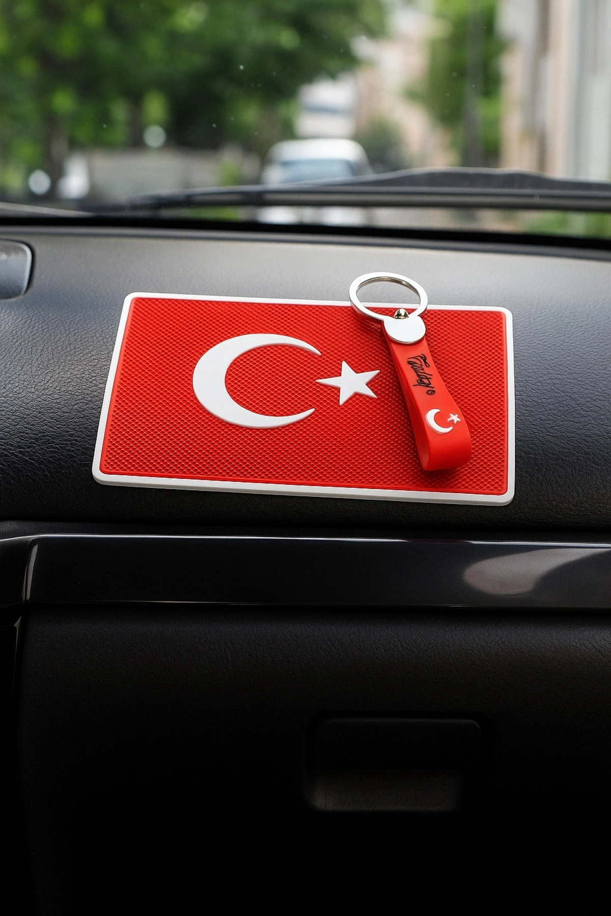 Türk Bayrağı Desenli Araç İçi Torpido Üstü Kaydırmaz Ped ve Anahtarlık Seti
