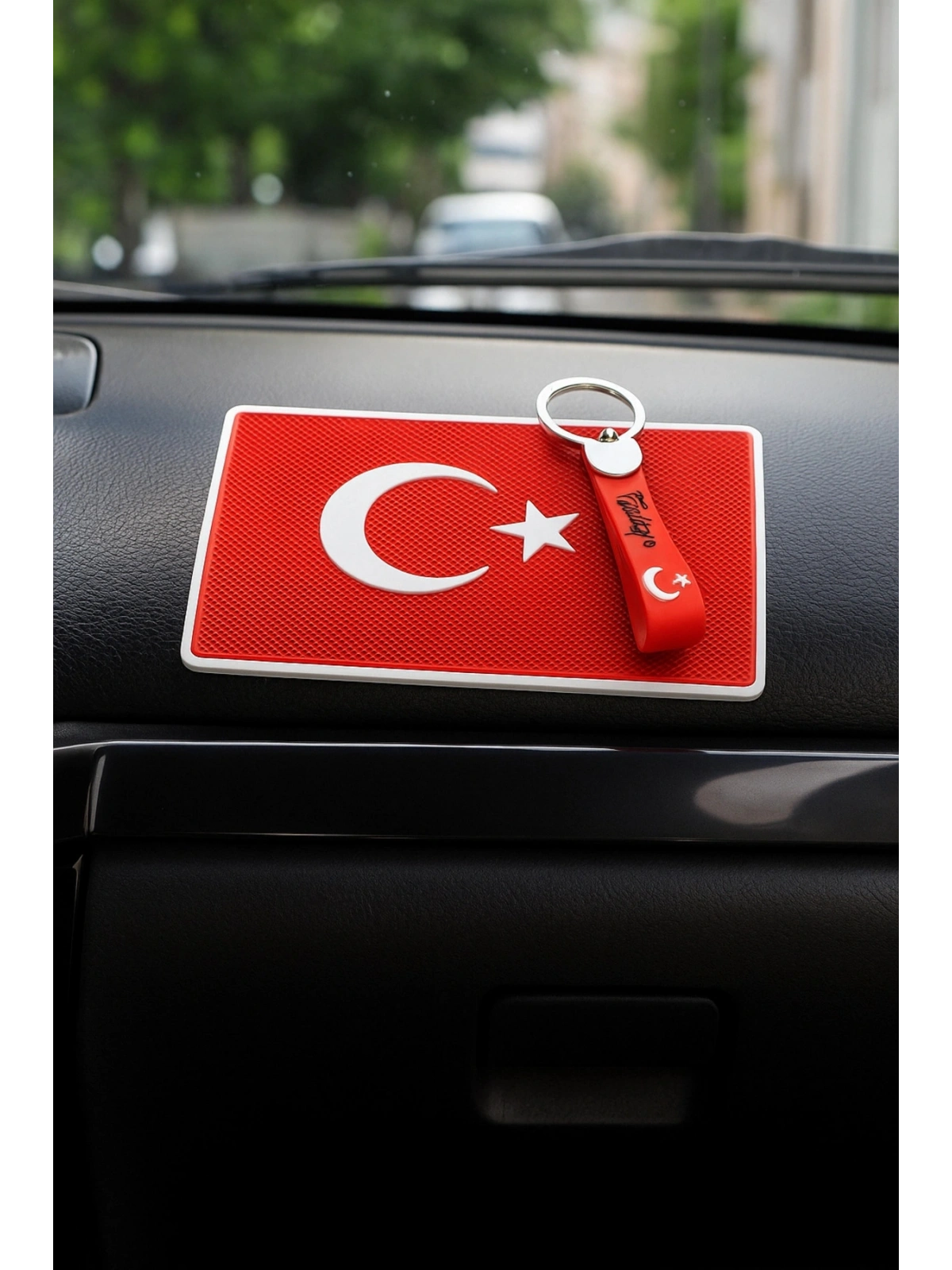 Türk Bayrağı Desenli Araç İçi Torpido Üstü Kaydırmaz Ped ve Anahtarlık Seti