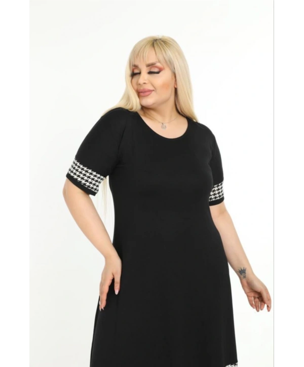 Kadın Siyah Büyük Beden Kol ve Etek Ucu Kazayağı Desenli Elbise