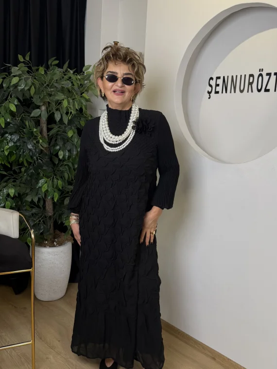 Siyah Yakası Güllü Elbise MRC