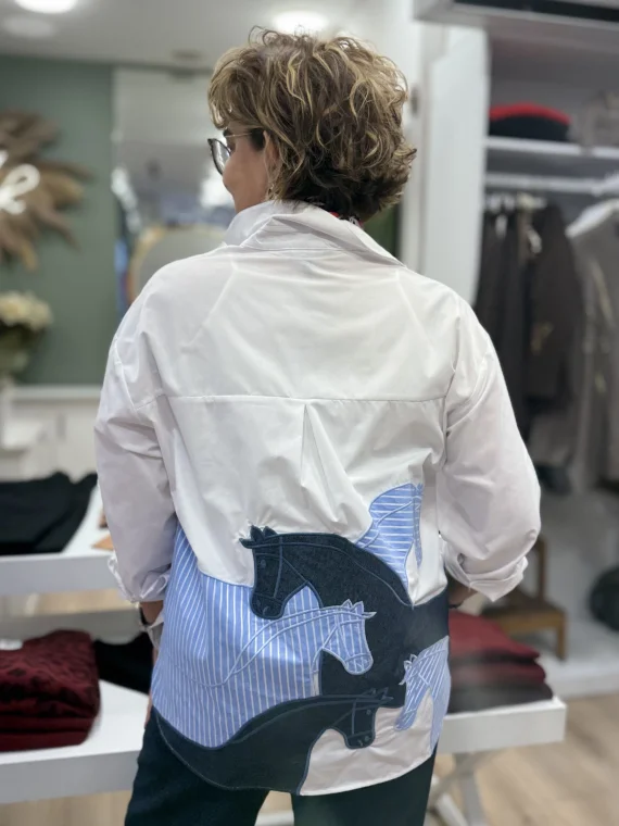 Beyaz Arkası Mavi At Nakışlı Gömlek 10399