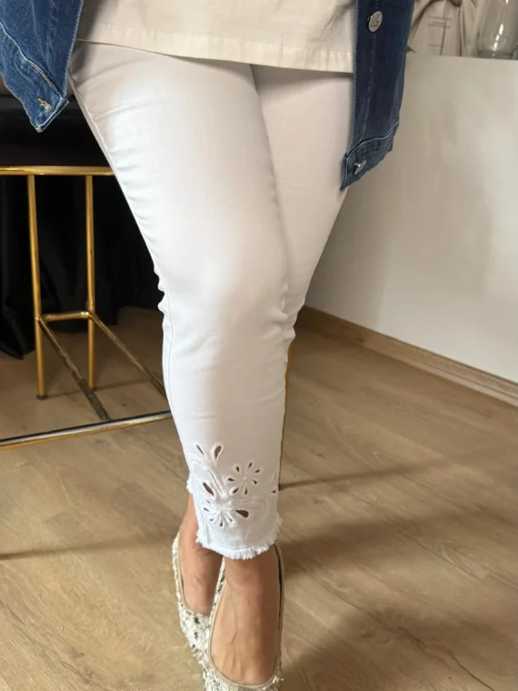 Beyaz Nakışlı Pantolon P402