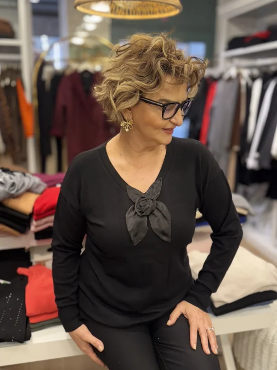 Siyah V Yaka Aksesuarlı Triko Kazak 31218