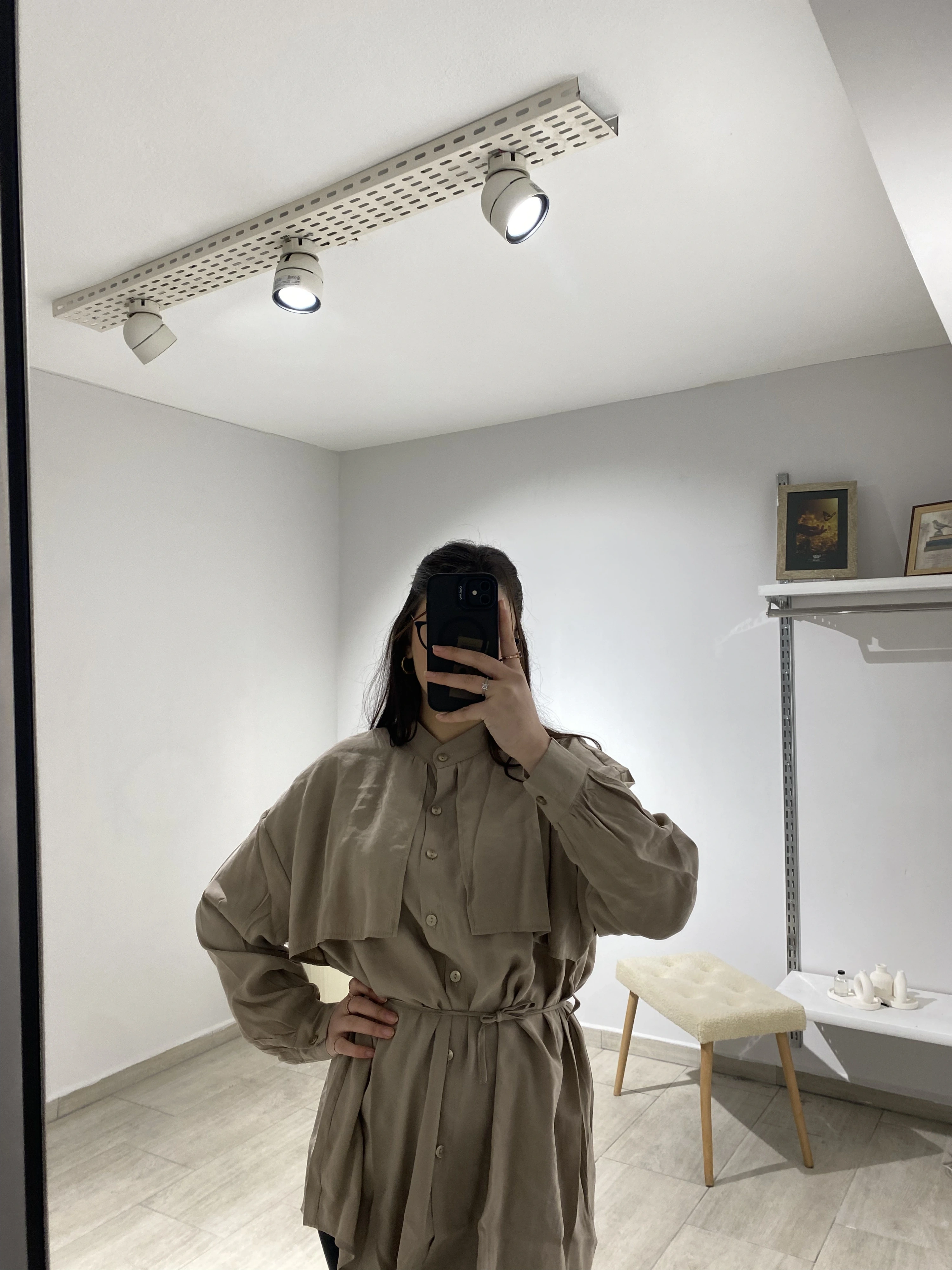 T. ÖN PARÇALI TİRİL KUMAŞ KUŞAK BAĞLAMALI BEJ GÖMLEK