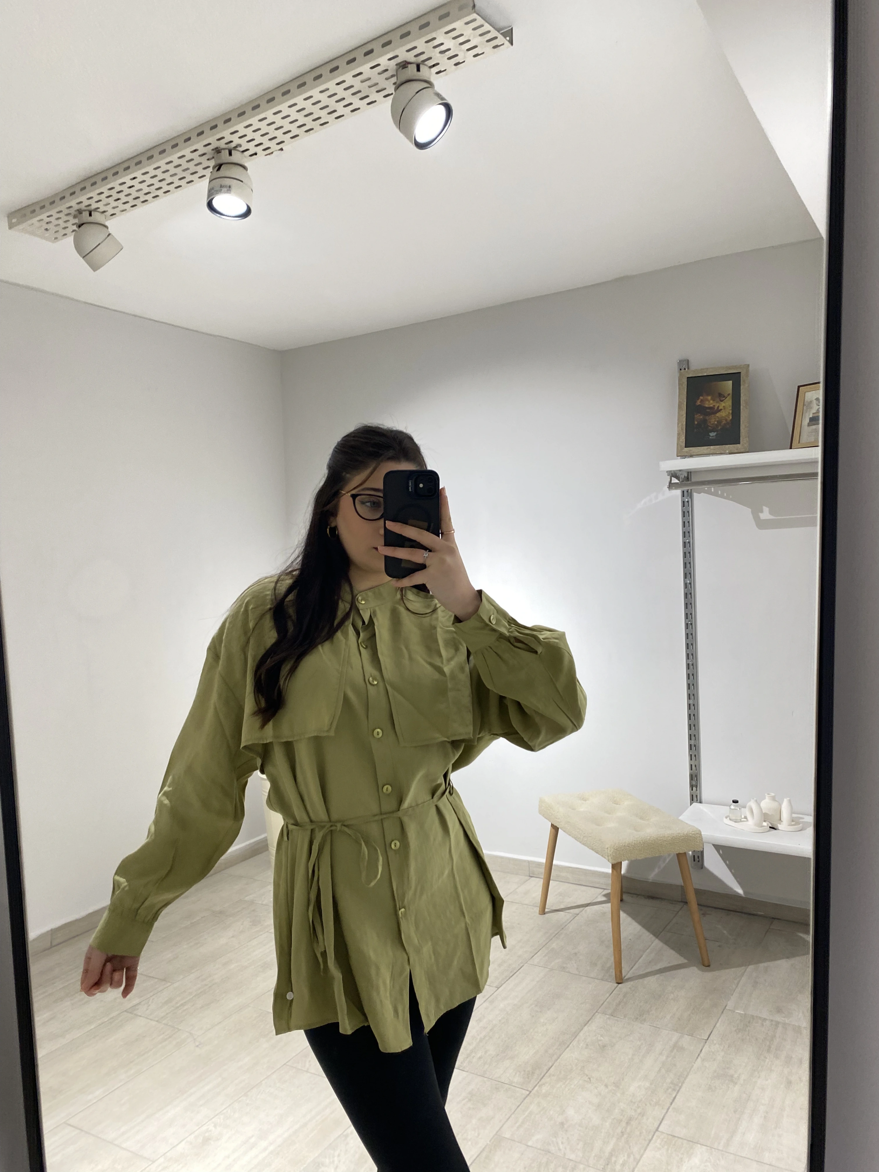 T. ÖN PARÇALI TİRİL KUMAŞ KUŞAK BAĞLAMALI YEŞİL GÖMLEK