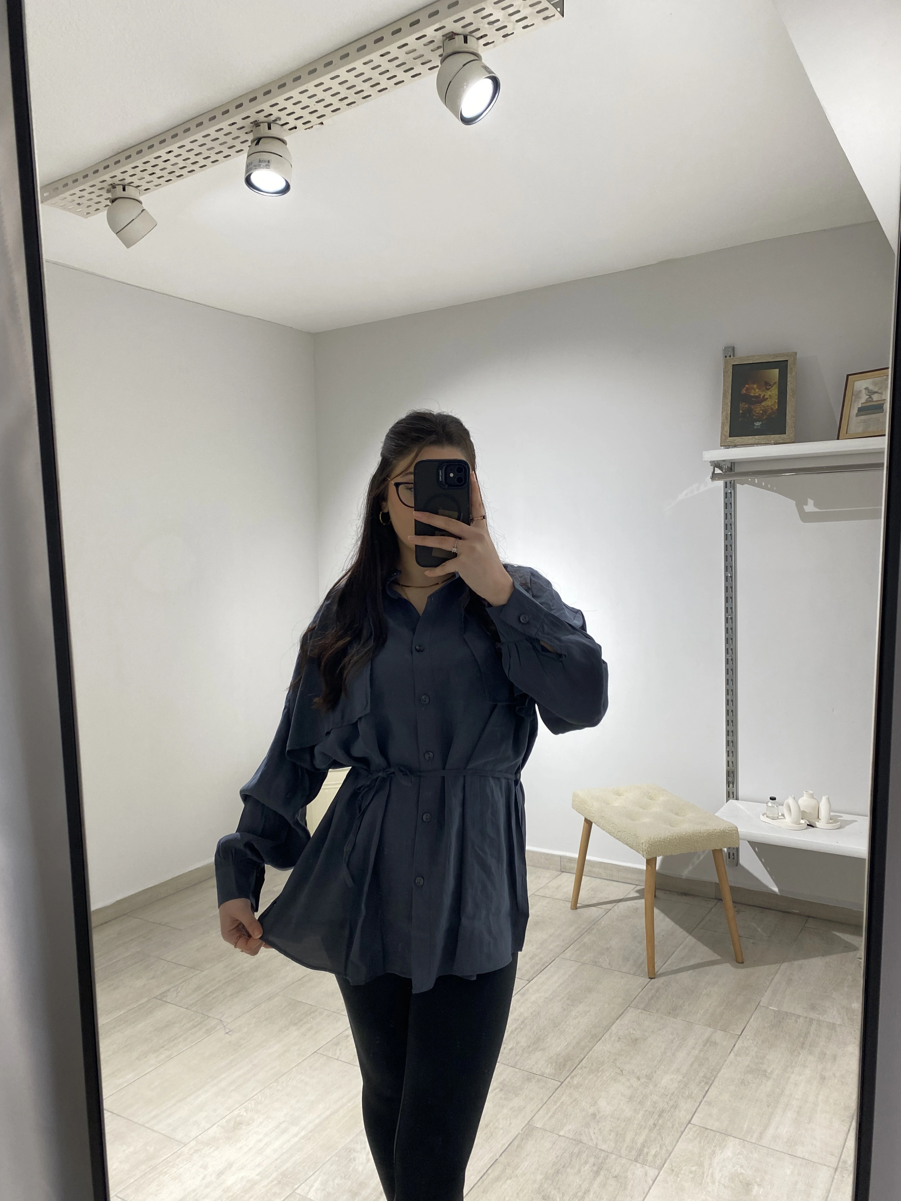 T. ÖN PARÇALI TİRİL KUMAŞ KUŞAK BAĞLAMALI ANTRASİT GRİ GÖMLEK