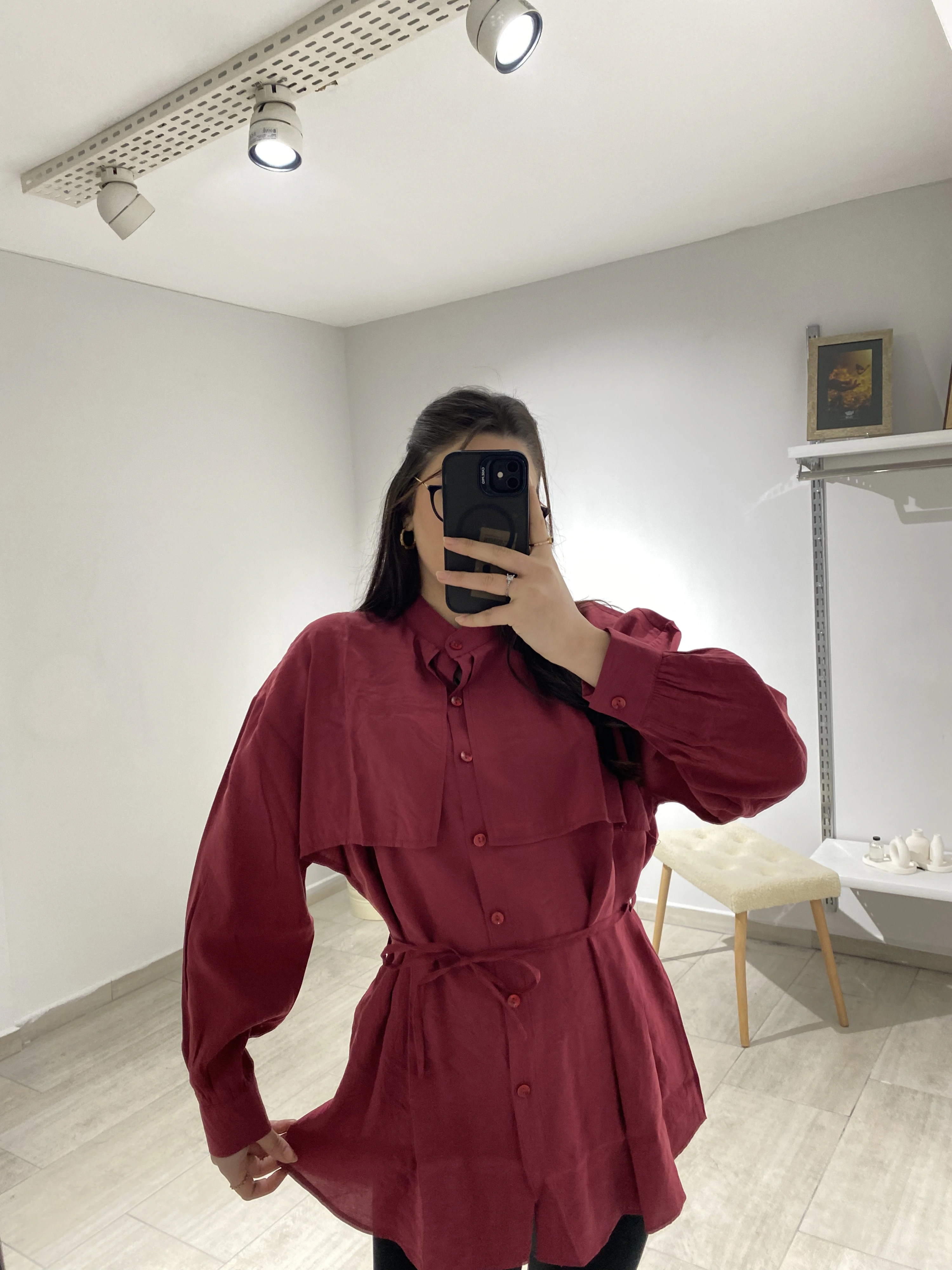 T. ÖN PARÇALI TİRİL KUMAŞ KUŞAK BAĞLAMALI BORDO GÖMLEK