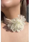 Krem Renk Çiçek Detaylı Choker Kolye